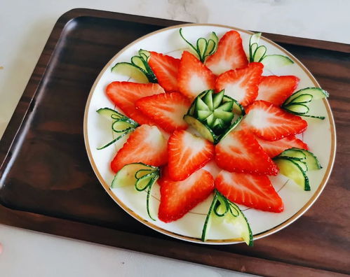 草莓水果盘 缤纷的色彩让人心旷神怡
