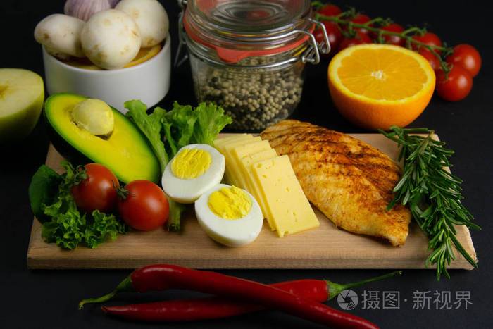 生酮饮食概念低碳水化合物酮饮食的一套产品绿色蔬菜坚果鸡肉片亚麻籽
